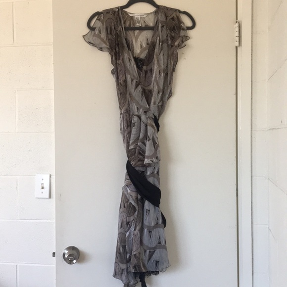 ⭐️SALE⭐️🎉HP🎉DVF Wrap Dress - Picture 2 of 8